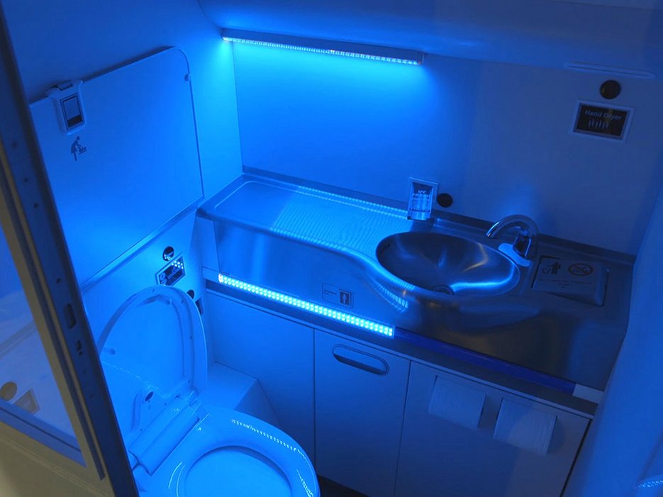 56d9ae133be7bc2f3e6061fa_boeing-airplane-bathroom