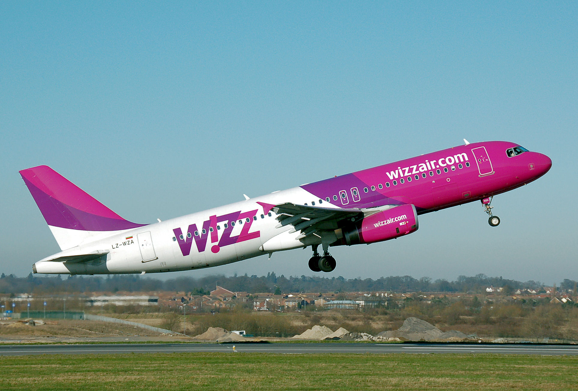 Whizzair.a320-200.lz-wza.leavesground.arp