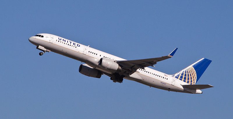 800px-United_Airlines_-_N34137_(8351583825)