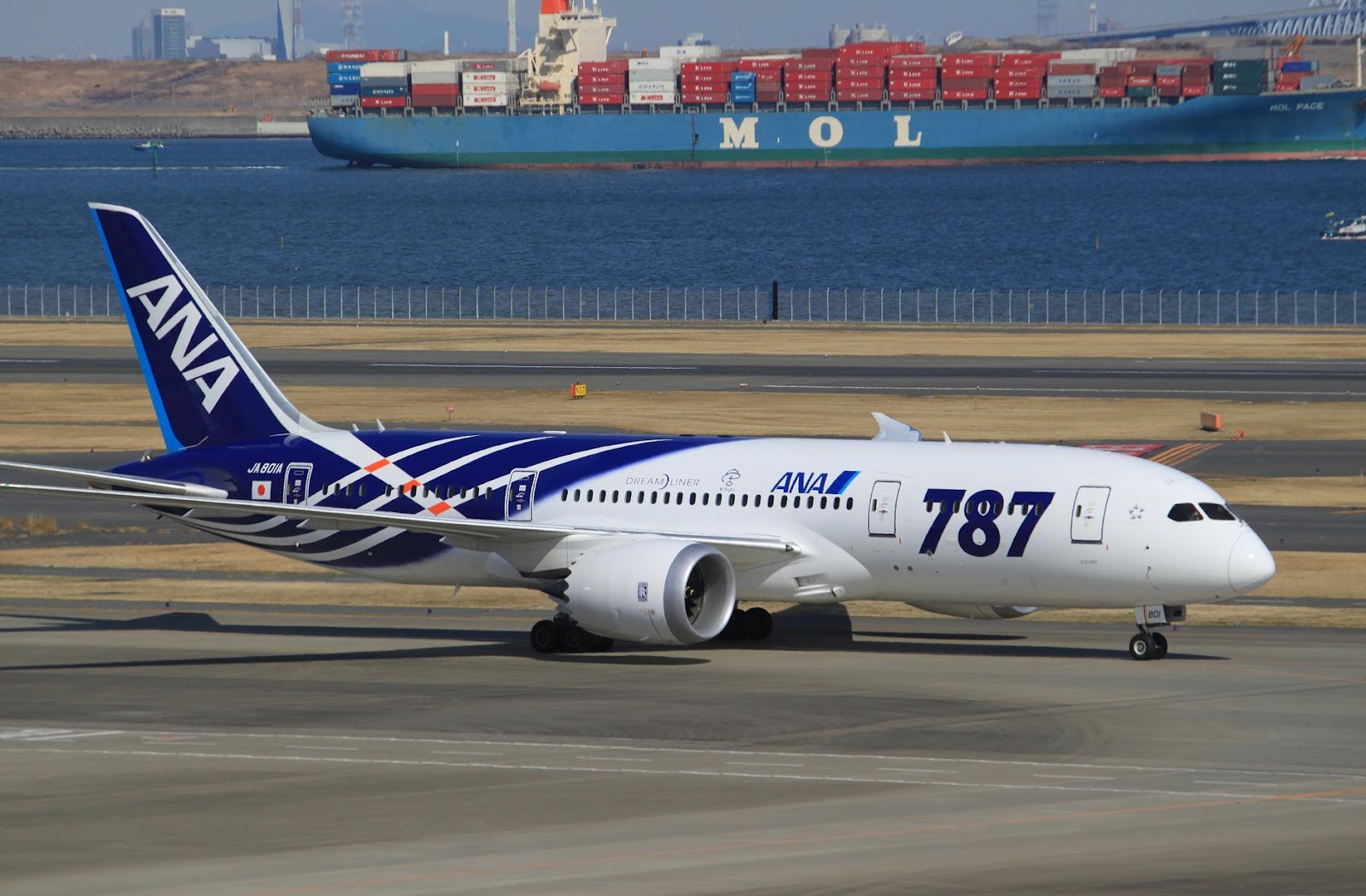 ana_boeing_787_dreamliner_taxiing