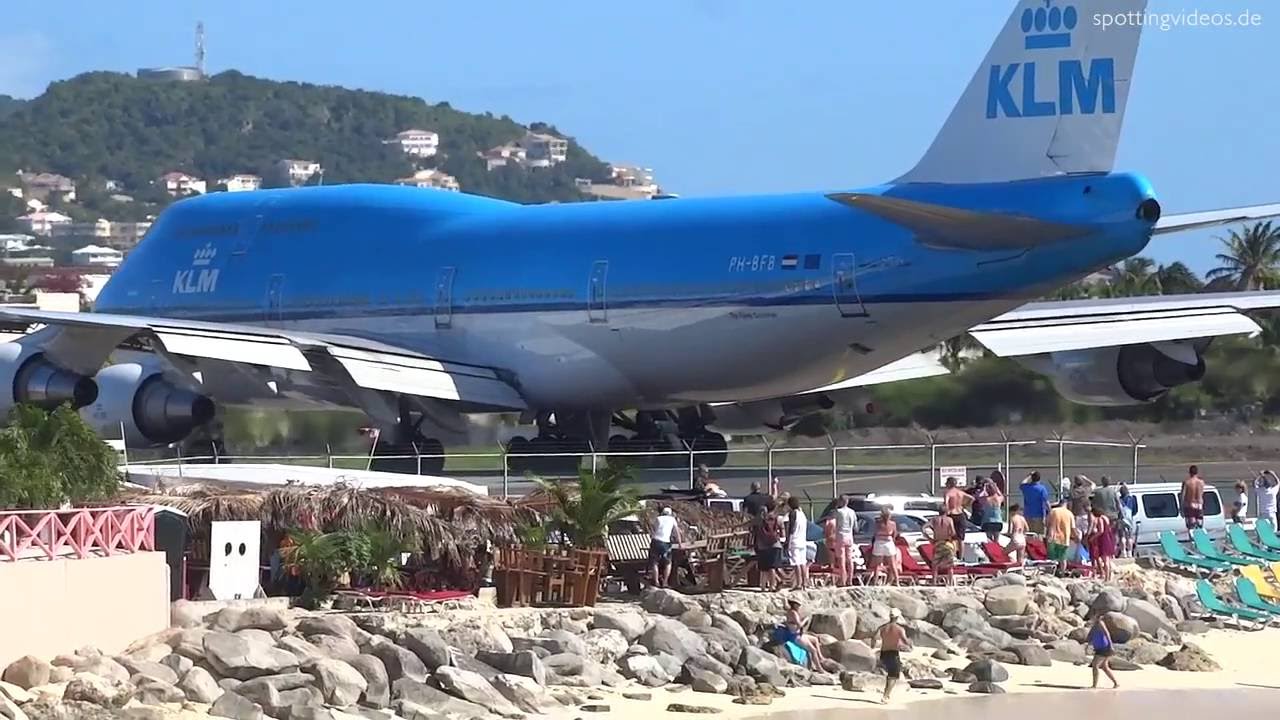 Breaking A Tourist Died From Jet Blasts At World Famous Maho Beach Behind Princess Juliana Airport Airlive