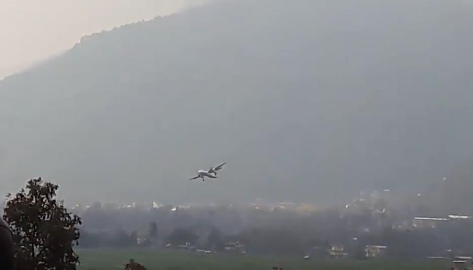 Video Final Moments Of Us Bangla Airlines Bs211 During Go Around After Attempting To Land On Runway 02 At Kathmandu Airport Nepal Airlive