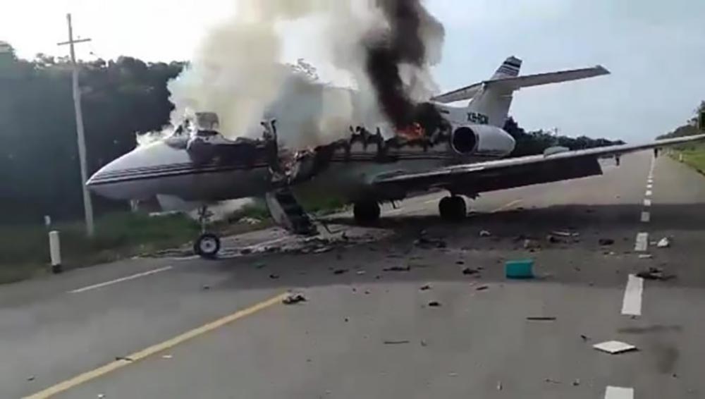 Mexican military open fire on a cartel plane carrying drugs after ...