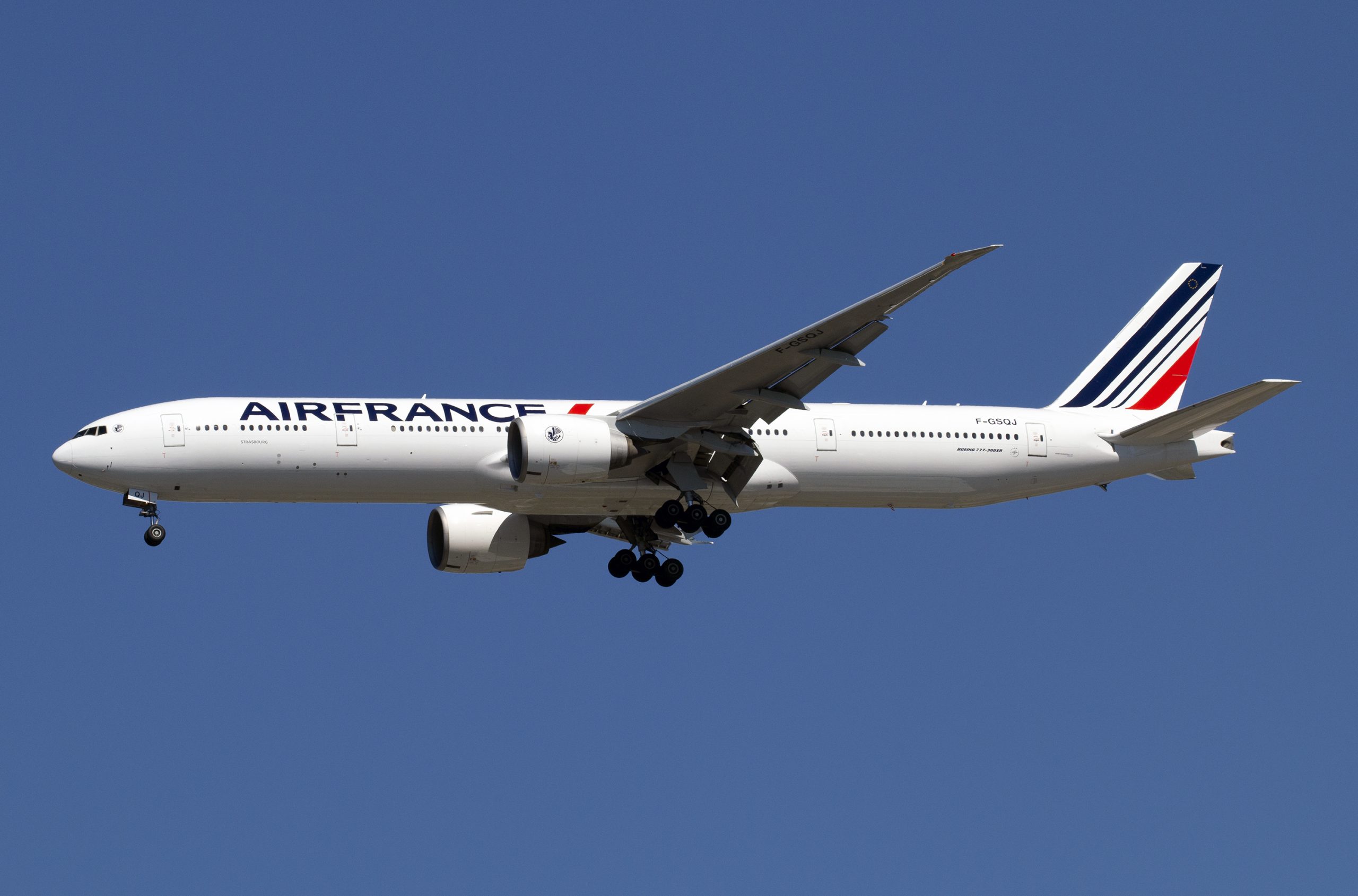 BREAKING Pilots of Air France #AF11 reported their Boeing 777 didn’t react to commands on final approach to Paris CDG