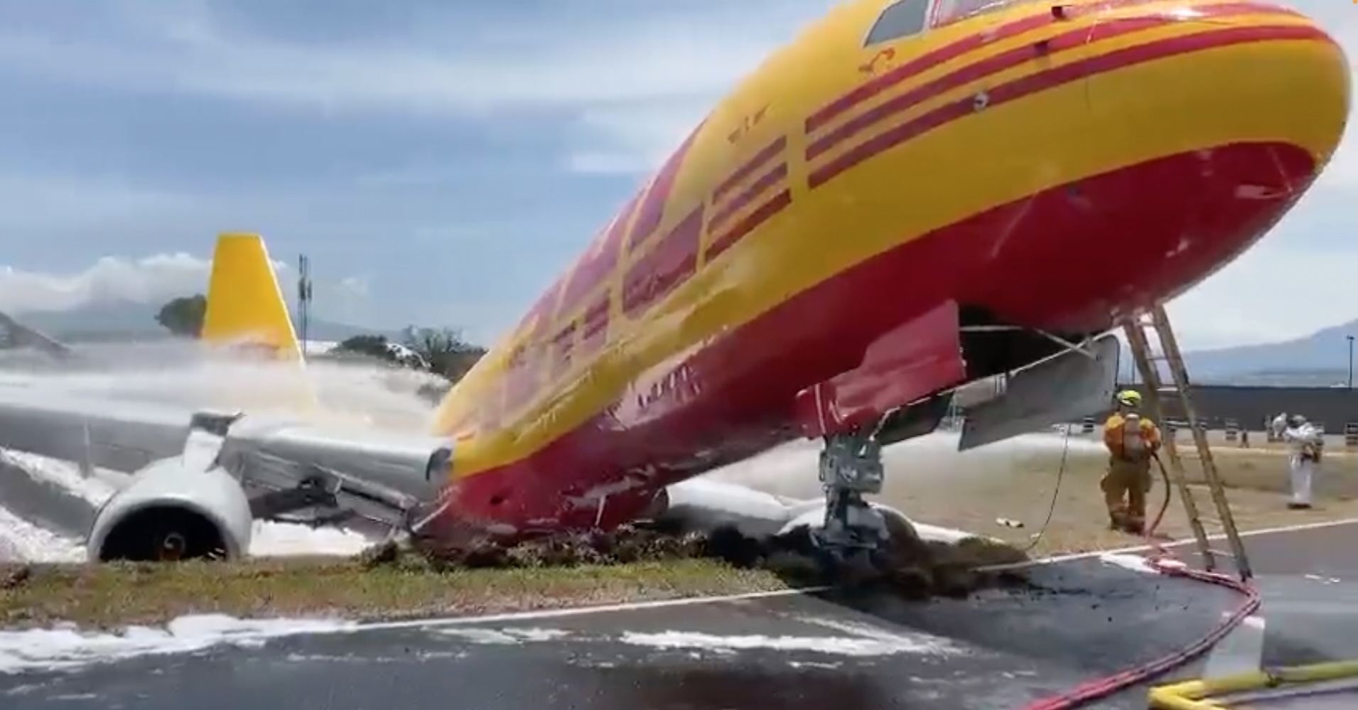 Rica crash dhl plane cargo costa Incredible escape: